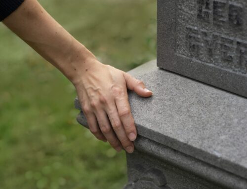 Como o silêncio pode ser uma forma de homenagem no cemitério